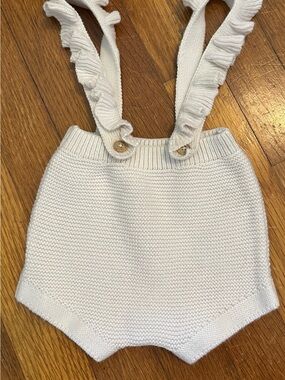 ZARA SZ 1-3 mos Knit Ruffle Suspender Baby Bloomers Shortalls Cream